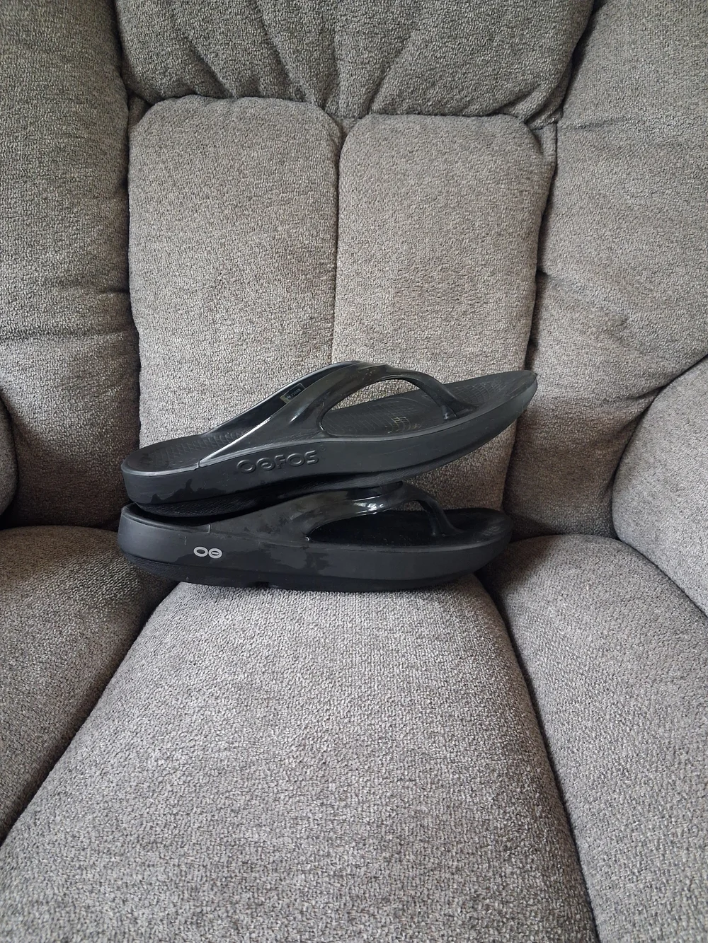 OOFOS Black Recovery Thong Sandals - Picture 2 of 5